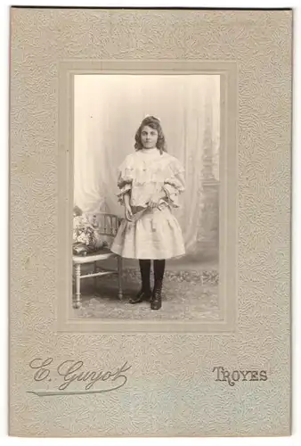 Fotografie E. Guyot, Troyes, Portrait Mädchen in festlichem Kleid