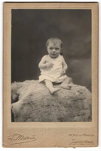 Fotografie S. Marié, Alfortville, Portrait Säugling mit nackigen Füssen