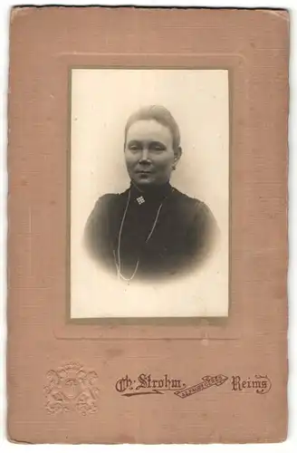 Fotografie Ch. Strohm, Reims, Portrait Frau mit zurückgebundenem Haar