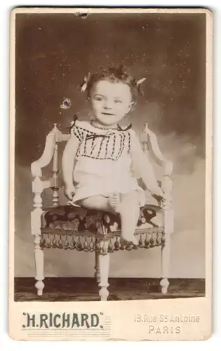 Fotografie H. Richard, Paris, Portrait kleines Mädchen mit nackigen Füssen