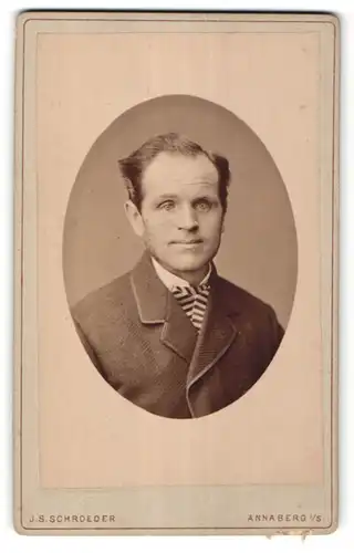 Fotografie J. S. Schroeder, Annaberg i/S, Portrait Herr mit zeitgenöss. Frisur