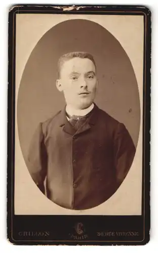 Fotografie Crillon, Paris, Portrait junger Mann mit Bürstenhaarschnitt