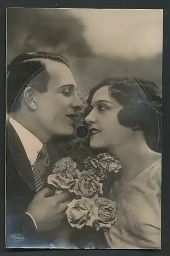 AK Weco Tonbild-Postkarte, Joh. Strauss "Wiener Blut", Paar in vertrauter Pose mit Rosenstrauss