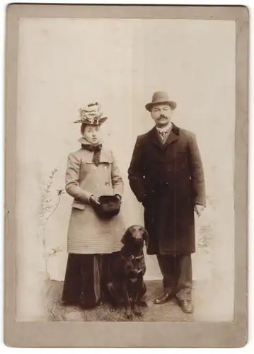 Fotografie Paar im feinen Zwirn mit Hund, Dame trägt Muff & Hut