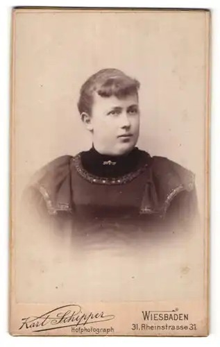 Fotografie Karl Schipper, Wiesbaden, Portrait Frau mit zurückgebundenem Haar