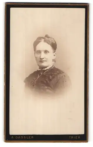 Fotografie A. Gassler, Trier, Portrait Dame mit Hochsteckfrisur