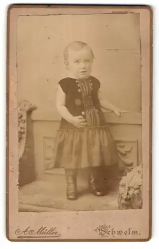Fotografie A. Müller, Schwelm, Portrait kleines Mädchen in Kleidchen