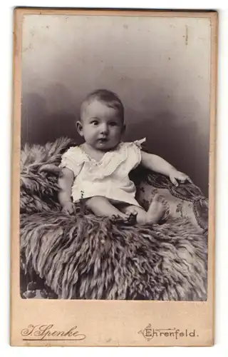 Fotografie J. Spenke, Ehrenfeld, Portrait Säugling mit nackigen Füssen
