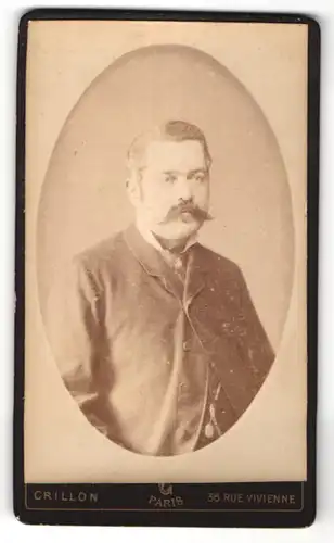Fotografie Crillon, Paris, Portrait edler Herr mit Schnurrbart im Anzug