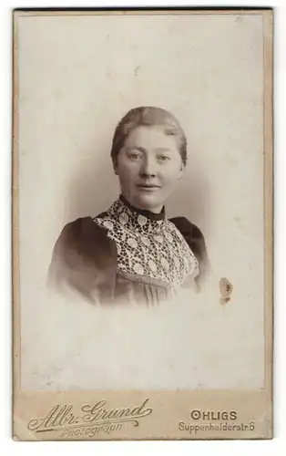 Fotografie Albr. Grund, Ohligs, Portrait hübsche blonde Dame in edler Bluse mit Stickerei