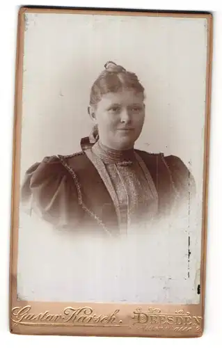 Fotografie Gustav Karsch, Dresden, Portrait lächelnde hübsche Dame in edler Rüschenbluse