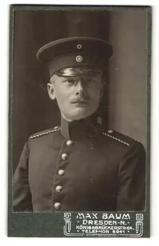 Fotografie Max Baum, Dresden-N., Portrait junger Soldat in Uniform mit Zwicker und Schirmmütze