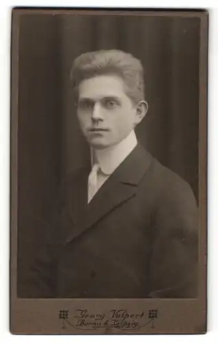 Fotografie Georg Volpert, Borna, Portrait junger Mann im Anzug und Krawatte