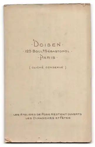 Fotografie Doisen, Paris, lächelndes dunkelhaariges Mädchen auf Felldecke sitzend