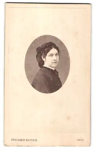 Fotografie Benjamin Escudie, Lyon, Portrait dunkelhaarige junge Frau mit Haarband