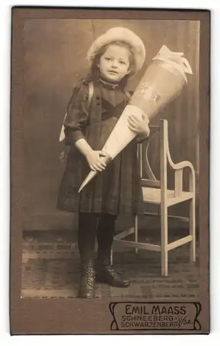 Fotografie Emil Maass, Schwarzenberg i. S., hübsches Mädchen mit Schultüte und Hut