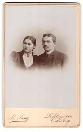 Fotografie M. Jung, Lichtenstein, Portrait hübsches junges Paar in edler Kleidung