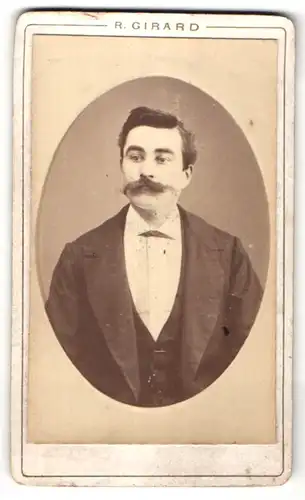 Fotografie R. Girard, Paris, Portrait edler Herr mit Schnurrbart