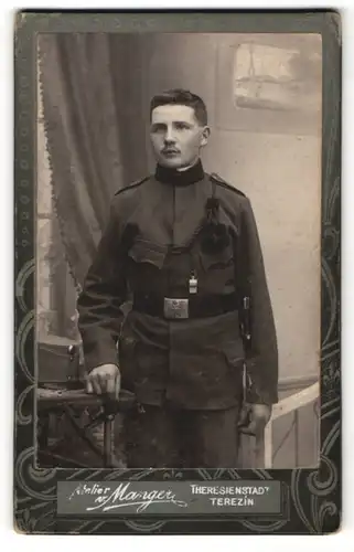 Fotografie Atelier v. Manger, Theresienstadt, Portrait österr. Soldat in Uniform