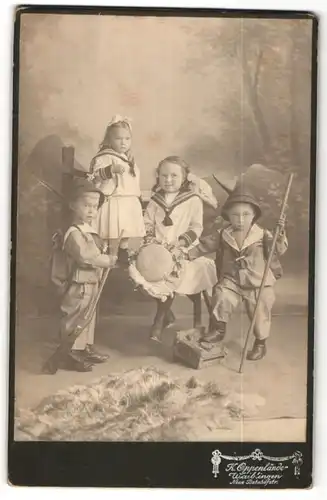 Fotografie K. Oppenlände, Waiblingen, Portrait zwei Knaben und zwei Mädchen, Schrotflinte, Wanderstab