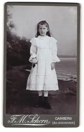 Fotografie F. M. Schorn, Camberg, Portrait Mädchen in weissem Kleid