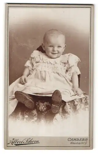 Fotografie Albert Schorn, Camberg, Portrait lächelndes Kleinkind in Kleidchen