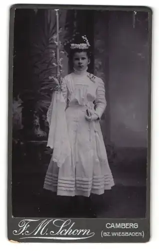 Fotografie F. M. Schorn, Camberg, Portrait Mädchen in festlicher Kleidung mit Kerze