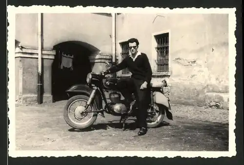 Fotografie Motorrad ES-MZ, lässiger Fahrer mit Sonnenbrille posiert mit Krad