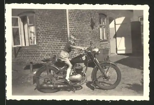 Fotografie Motorrad Göricke, Knabe auf Krad sitzend