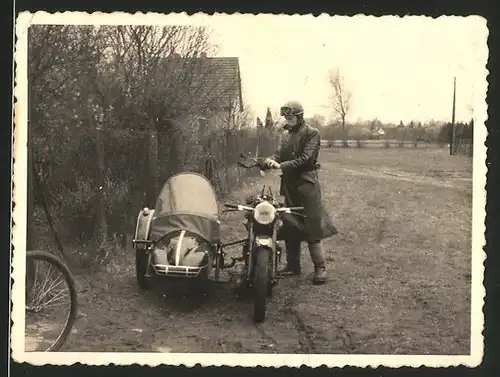 Fotografie Motorrad AWO mit Seitenwagen, Fahrer mi Haube und Schutzbrille am Krad