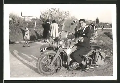 Fotografie Motorrad Zündapp, Fahrer im Anzug auf Krad sitzend