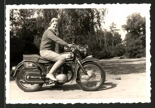 Fotografie Motorrad NSU-Max, hübsche Dame auf Krad sitzend
