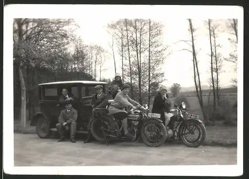 Fotografie Motorrad Triumph TWN, hübsche Damen auf Krad & Männer mit Auto