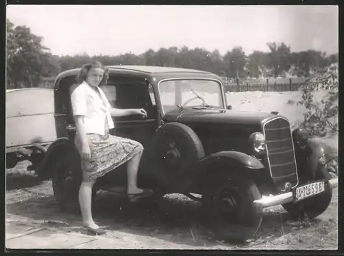 Fotografie Auto Opel P4, hübsche junge Frau posiert am PKW, Kfz-Kennzeichen IA-206598