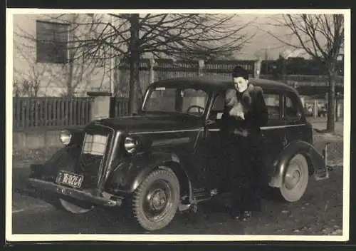 Fotografie Auto Opel 6, Dame mit Pelzboa neben PKW stehend