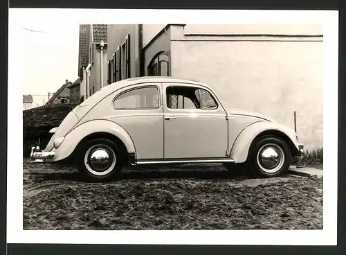 Fotografie Auto VW Käfer, Volkswagen PKW mit Faltdach in Hauseinfahrt stehend