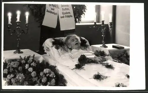 Fotografie Post-Mortem, Trauerfeier, Verstorbene zum Abschied aufgebahrt