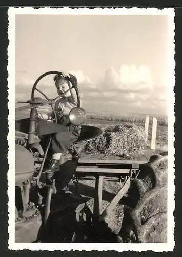 Fotografie Traktor, Knabe am Lenkrad eines Schlepper's