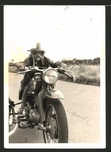 Fotografie Motorrad NSU mit Seitenwagen, Knabe auf Krad sitzend