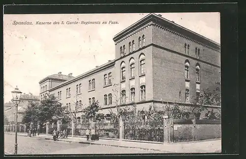 AK Berlin-Spandau, Strassenpartie an der Kaserne des 5. Garde-Regiments zu Fuss