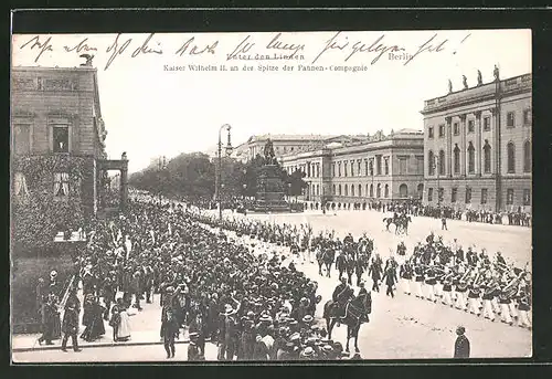 AK Berlin, Unter den Linden, Kaiser Wilhelm II. an der Spitze der Fahnen-Compagnie