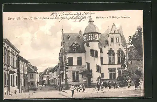 AK Sprendlingen / Rheinhessen, Partie am Rathaus mit Kriegerdenkmal