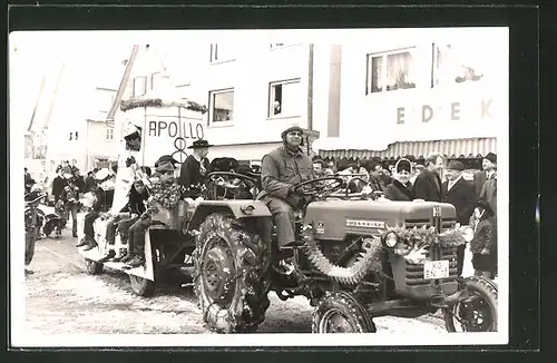 Foto-AK Karnevalsumzug mit McCormick-Traktor