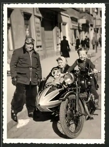 Fotografie Motorrad mit Seitenwagen, Knabe auf Krad sitzend