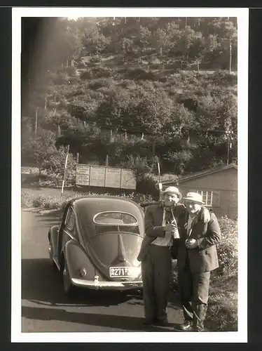 Fotografie Auto VW Käfer Ovali, junge Männer vor Volkswagen stehend