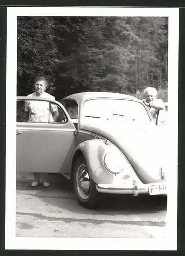 Fotografie Auto VW Käfer, Paar mit Volkswagen bei Höchst Odenwald