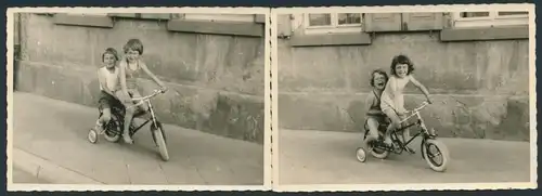 2 Fotografien Kinder fahren Fahrrad mit Stützrädern