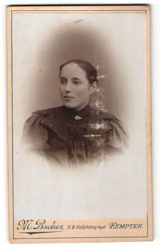 Fotografie M. Bscher, Kempten, Portrait junge Frau mit zurückgebundenem Haar