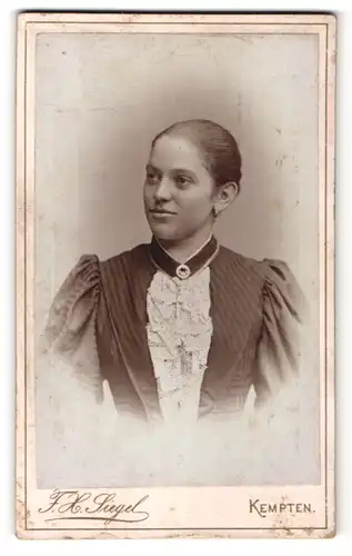 Fotografie F. X. Siegel, Kempten, Portrait junge Frau mit Kruzifix