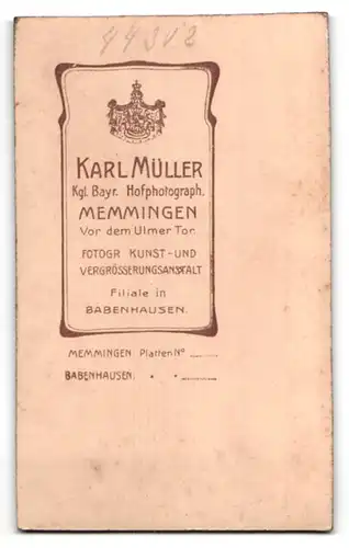 Fotografie K. Müller, Memmingen, Portrait Knabe in festlicher Kleidung mit Kerze